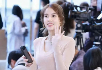 TVB女星拍照因太忘我，跪在曾志伟两腿之间...