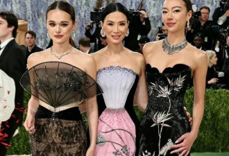 邓文迪携两女儿亮相Met Gala红毯，57岁状态令网友惊叹，身价20亿“千金”身高近1米8