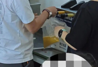 顾客拿袋子山姆装免费酱料 “有人接了3大袋”