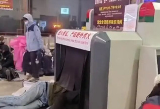 安检机上都“长”满人，峨眉山景区有游客席地过夜