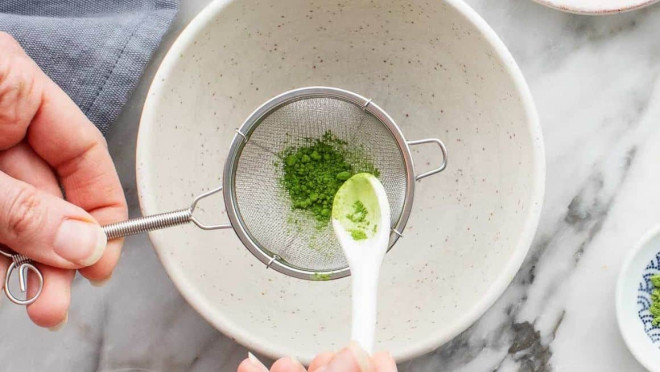 筛抹茶粉进碗
