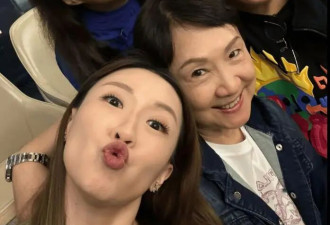 王晶71岁生日 结婚48年妻子罕见曝光！一家四口画面温馨