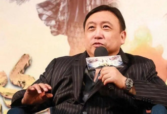 71岁王晶生日妻子罕露面，慈眉善目好优雅，结婚48年两人越长越像