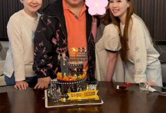 71岁王晶生日妻子罕露面，慈眉善目好优雅，结婚48年两人越长越像