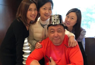 71岁王晶生日妻子罕露面，慈眉善目好优雅，结婚48年两人越长越像