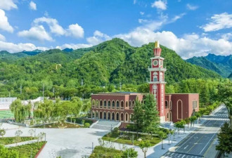 “不得不转”：一所民办高校的生存突围之战