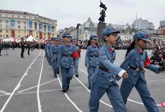海参崴的街头，中国孩子究竟在为谁欢呼？