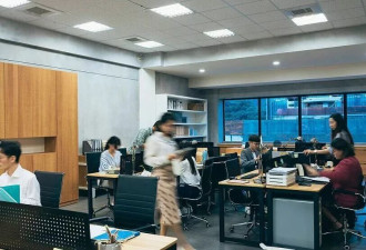 我在大厂教AI写小说，先杀死自己的文采