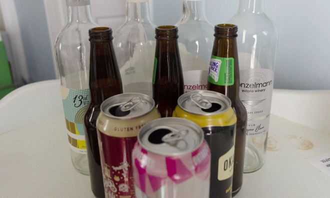空酒瓶和罐头混杂堆放。Metroland 资料照片