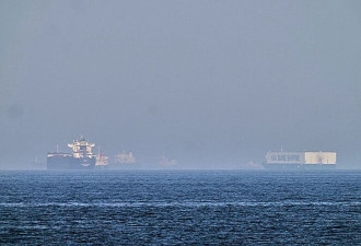 冲突又起,伊朗打击美舰,美袭伊油轮空袭沿海地区