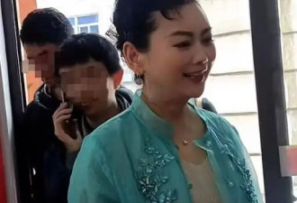 朱军夫妻同游福建 56岁谭梅裹着特色纱巾像30岁