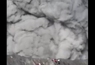 印尼杜科诺火山喷发10公里高灰柱 3死 登山客受困