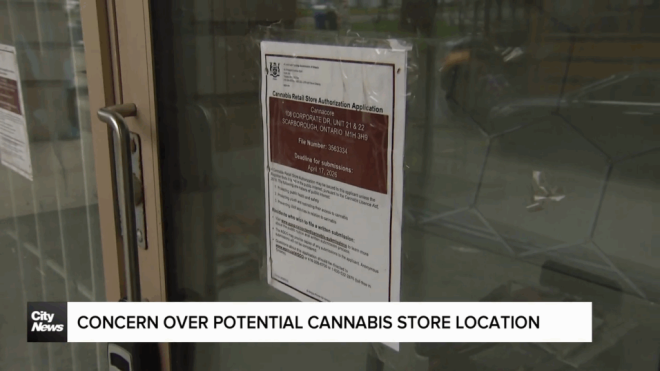 士嘉堡一群家长抗议对面公园及校车站旁拟建大麻店。CITYNEWS
