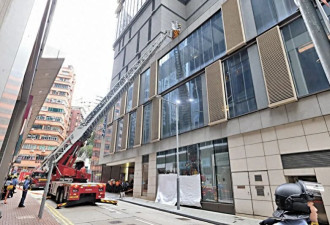 游客从香港29层跳楼 砸穿玻璃顶棚 7名路人遭殃