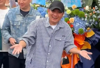 文章面馆正式开业，妈妈现身助阵，马伊琍被曝带俩女儿到场支持，文章笑得春风得意