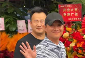 文章面馆正式开业，妈妈现身助阵，马伊琍被曝带俩女儿到场支持，文章笑得春风得意