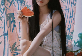 杨超越晒最新轻熟美照，敢于突破自身约束，首次大胆展现曼妙身材