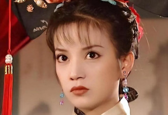 50岁赵薇再次露面，离婚无事业，原来她早留一张底牌