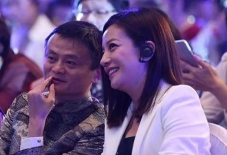 50岁赵薇再次露面，离婚无事业，原来她早留一张底牌