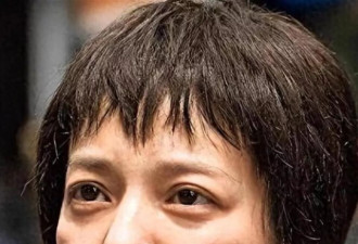 50岁赵薇再次露面，离婚无事业，原来她早留一张底牌