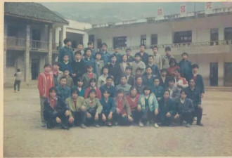 从老师到打工人的17年 他没能留在上海也回不去县城