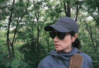 43岁沈佳妮晒素颜照，被说与朱亚文越来越像兄弟