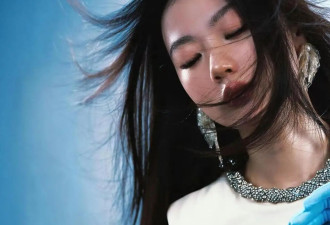 单依纯草莓音乐节杀疯了！白裙美到封神
