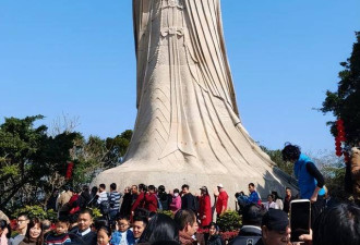 刘涛现身妈祖诞辰盛典，献寿桃引万人共鸣