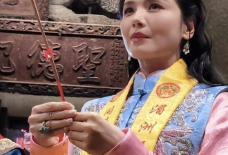 刘涛现身妈祖诞辰盛典，献寿桃引万人共鸣