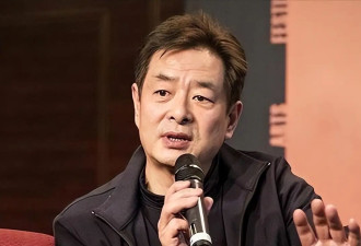 72岁濮存昕夜里用布条，和老年痴呆症母亲系在一起，就像脐带一样