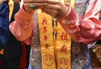 刘涛现身妈祖诞辰1066周年庆典，仪态端庄美貌惊人，上万人围观场面盛大