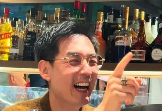 文章酒吧开业现场人气爆棚，亲自上阵招待宾客，刘威刘欢到场助阵