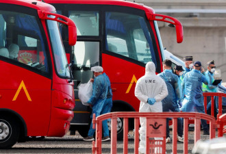 汉坦病毒疫情邮轮乘客开始分批撤离