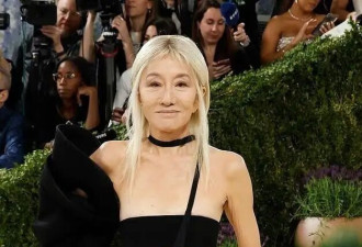 王薇薇又穿布条装亮相！又瘦又干黑发染成金发，76岁老太一点都不服老