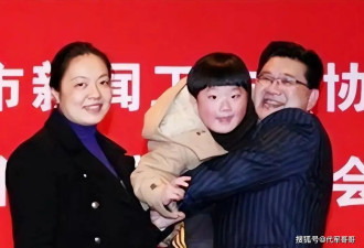 原来曹可凡老婆是她，怪不得丈夫火遍全国，真是娶一个贤妻旺三代
