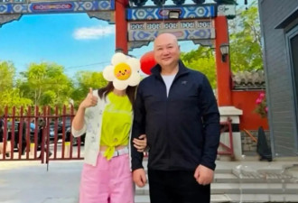 “唐僧”迟重瑞大方与路人合影 笑容温和极具亲和力