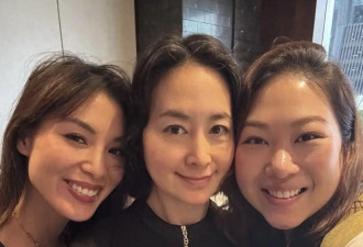 63岁何超琼过母亲节，与干女儿合照瘦了