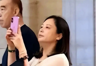 陈凯歌眼光真绝！58岁陈红穿微透上衣身材丰腴，看脸还像30出头