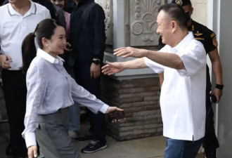 他信假释出狱：与前总理女儿搭车牌“4444”的车离开