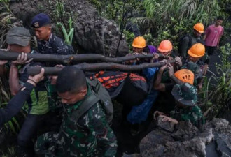 “我带登山客上了印尼火山，然后它爆发了”