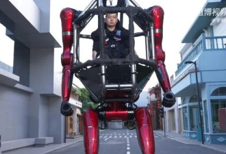宇树发布全球首款量产载人机甲 CEO亲自试驾