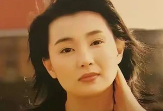 61岁张曼玉素颜刨土收芋头，自称城市农夫已七年，她把一生活成了诗