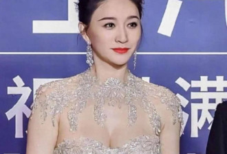 丈夫出事,50岁被迫放低身段出来赚钱的李小冉...