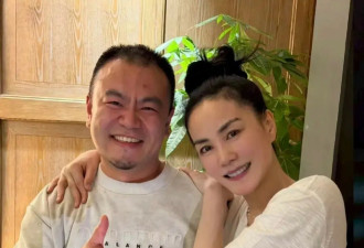 王菲与录音师吴澎的合照曝光 56岁仍皮肤紧致发量浓密