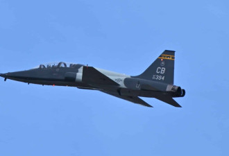 美国空军教练机在阿拉巴马州坠毁 飞行员安全弹射