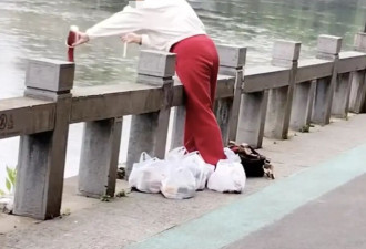 女子河边疑“放生”奶茶，水务部门：已联系警方