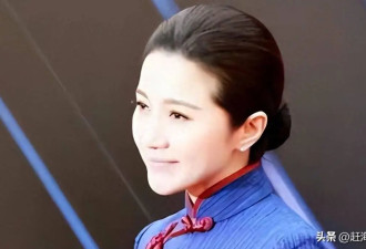 53岁颜丙燕：无儿无女 发福却韵味十足 与小20岁男友恩爱