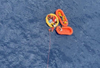 小飞机佛州坠海 11人全员奇迹生还