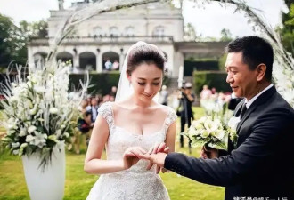 50岁李小冉现状曝光，放低身段打工还债，豪门梦破碎！如今丈夫成被执行人？