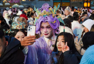 00后涌入景区当NPC，在情绪价值里淘金